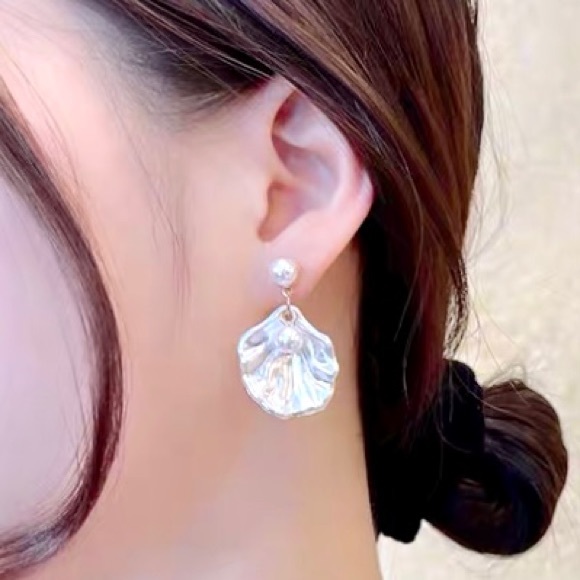 ❣️$25/3❣️ Faux Pearl Shell Dangle Earrings - Picture 5 of 8
